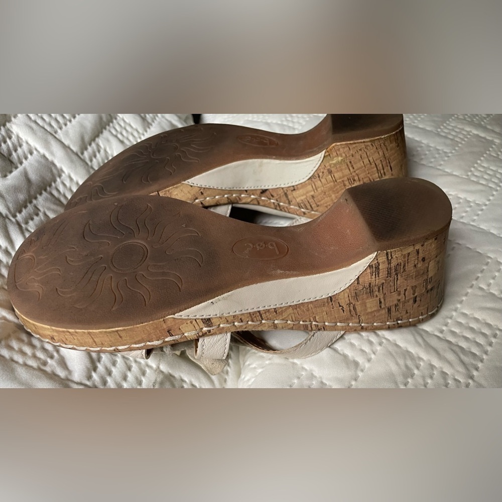 Wedge Sandal~B.O.C
Vivienne Off White Pearl Cork Wedge Great Preloved Size 8 - Picture 5 of 5